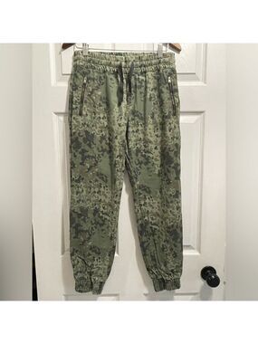 Aritzia TNA Joggers Jogger Pants army green Camo Size 4